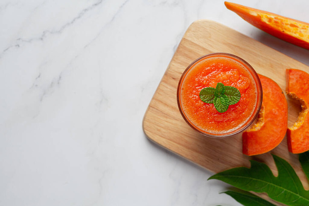 papaya juice serve with fresh papaya chopped - Valokuva, kuva