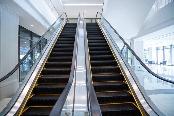 Modernas escaleras mecánicas eléctricas de lujo con escalera - Foto, imagen