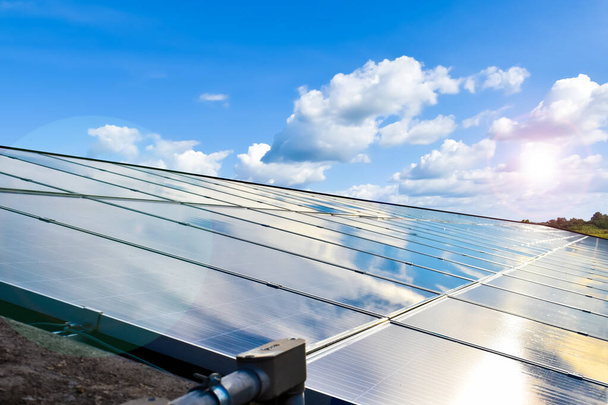Panele fotowoltaiczne zainstalowane na dachu budynku w celu wykorzystania czystej i zielonej energii ze światła słonecznego. - Zdjęcie, obraz