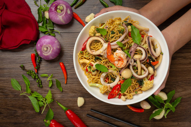 Thai food; stir-fried instant noodles with seafood and variety vegetable - Zdjęcie, obraz