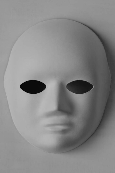 Bílá maska izolovaná na bílém pozadí. - Fotografie, Obrázek