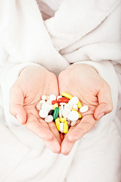 Frauenhände mit Tabletten - Foto, Bild