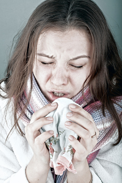 Mujer estornuda
 - Foto, imagen