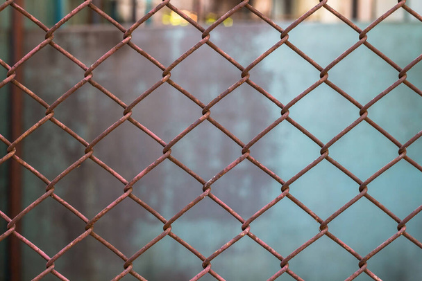 Старий металевий сітчастий дріт паркан з розмитим фоном,Name
 - Фото, зображення