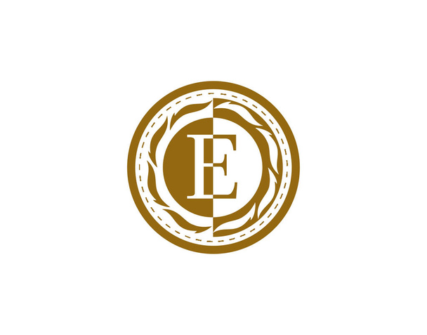 Royal Badge Letter E. Роскошная золотая каллиграфическая эмблема с красивым классическим цветочным орнаментом. Векторная иллюстрация. - Фото, изображение