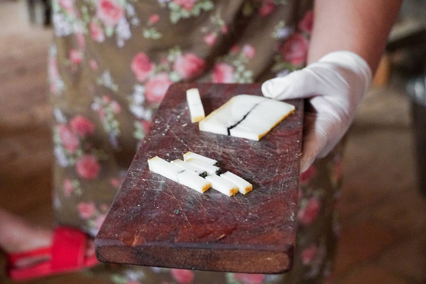 Tablero de queso degustación en la tienda de quesos - Foto, imagen