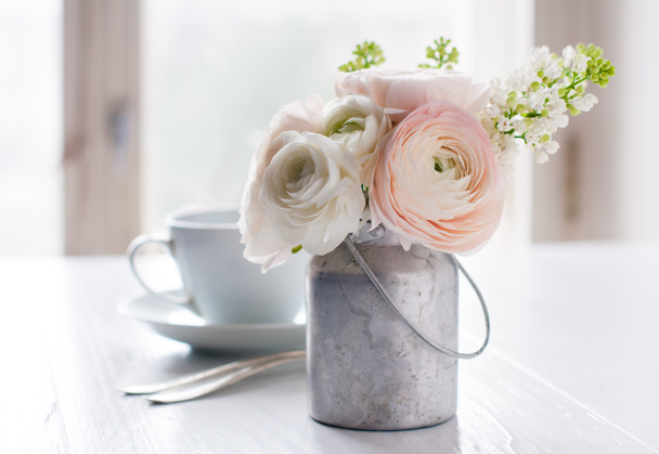 꽃과 컵 - Foto, afbeelding