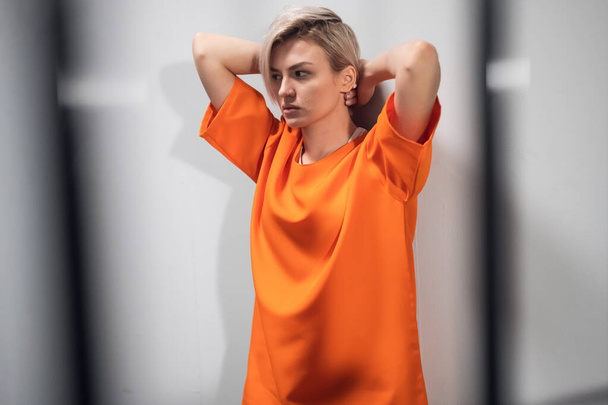 Молодая красивая блондинка отбывает срок в женской тюрьме в одиночной камере - Фото, изображение
