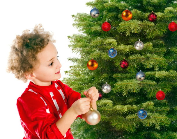 Menina veste-se uma árvore de Natal
 - Foto, Imagem