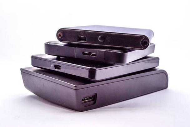 HDD - Stack di dischi rigidi portatili isolati su sfondo bianco. Mucchio di dischi rigidi esterni. - Foto, immagini