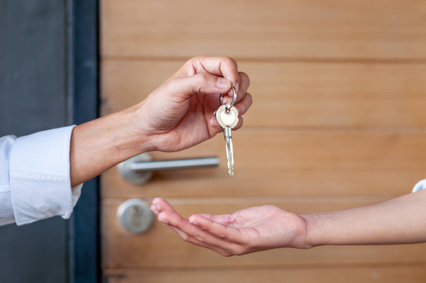 Ev satmak, ev satmak, ev kiralamak ve fikir satın almak. Ev alıcıları ev anahtarlarını satıcılardan alıyor..  - Fotoğraf, Görsel