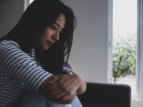 Asiatische Frauen sehen traurig und enttäuscht aus. Frauen sind traurig, einsam oder haben psychische Probleme. - Foto, Bild