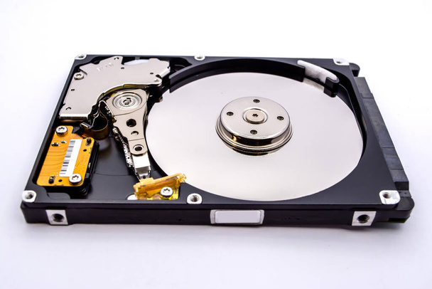 Parties internes d'un disque dur isolées sur un fond blanc. Gros plan du disque dur vue de l'intérieur. - Photo, image