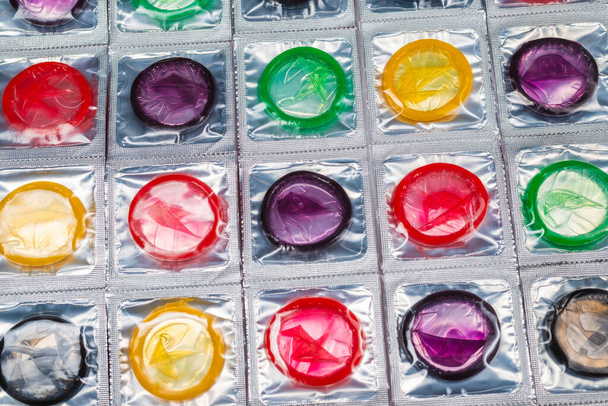 Kleurrijke condooms achtergrond. Bovenaanzicht.  - Foto, afbeelding