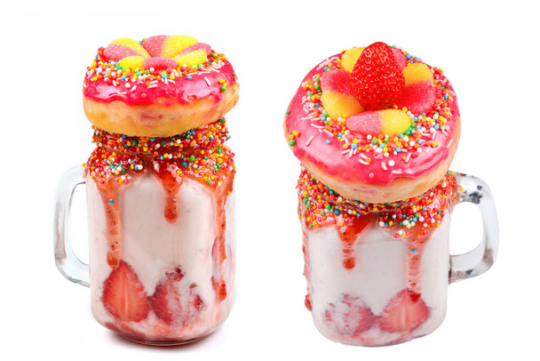 Een freakshake. Extreme milkshake met aardbeien, gelei, donut.  - Foto, afbeelding