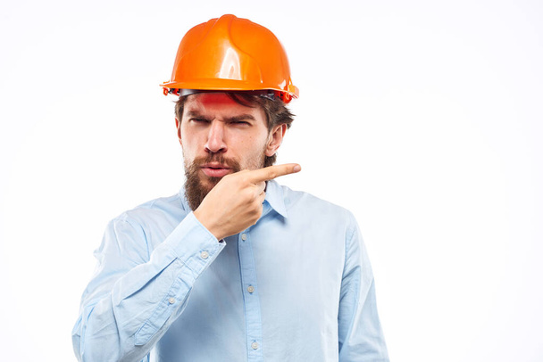 Egy férfi kézzel gesztikulál egy mérnök narancs keménykalap biztonsági szerkezet - Fotó, kép