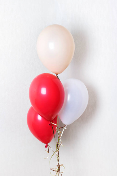 Bunte Luftballons auf einem hellen Wandhintergrund. - Foto, Bild