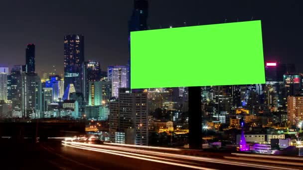 Time Lapse of Blank Billboard egy zöld képernyővel az éjszakai utcában világos nyomvonalakkal - Felvétel, videó