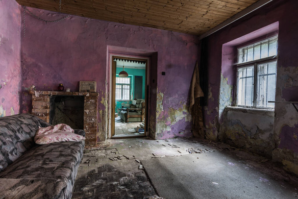 θέα σε δωμάτια με πολύχρωμους τοίχους σε ένα παλιό εγκαταλελειμμένο σπίτι - Φωτογραφία, εικόνα