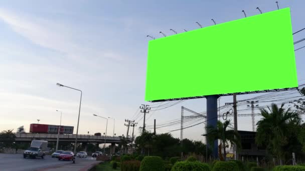 Time Lapse of Blank Billboard con uno schermo verde su Night Street con sentieri luminosi, sfondo notturno della città.  - Filmati, video