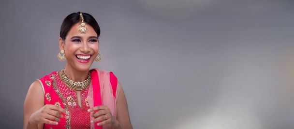 Olhos de beleza indiana com perfeito compõem noiva de casamento, retrato de uma mulher bonita em traje de noiva tradicional étnica paquistanesa com jóias pesadas, cinza fundo cópia espaço banner - Foto, Imagem
