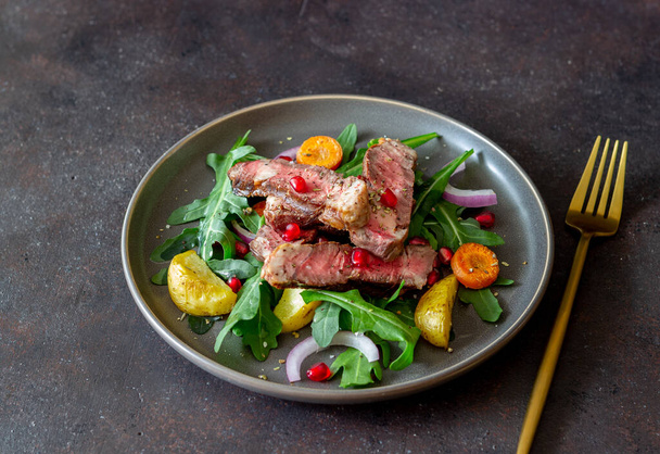 Grilled beef steak salad with arugula, potatoes, carrots, onions and pomegranate. Healthy eating. Diet - Fotoğraf, Görsel