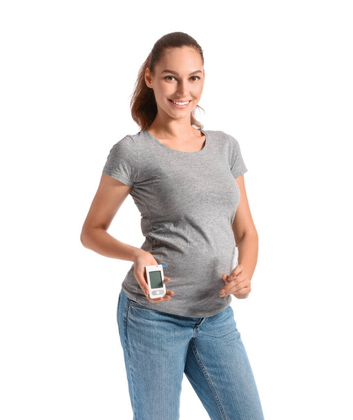 妊娠中の糖尿病女性とともにデジタルglucometer上の白い背景 - 写真・画像