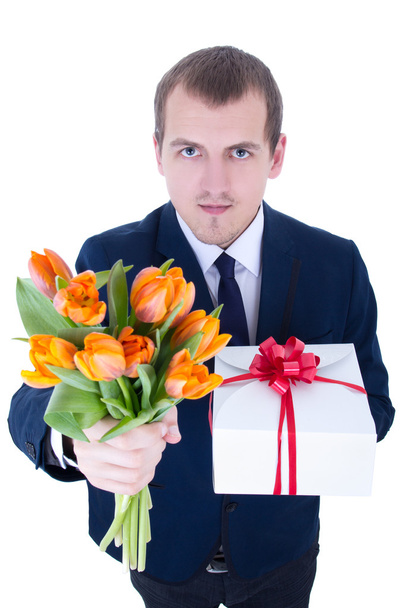 смішний молодий чоловік з купою квітів і подарунковою коробкою ізольований на w
 - Фото, зображення