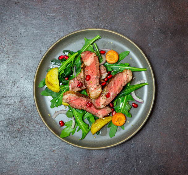 Grilled beef steak salad with arugula, potatoes, carrots, onions and pomegranate. Healthy eating. Diet - Fotoğraf, Görsel