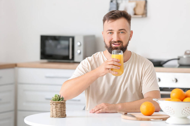 男飲むオレンジジュースに家 - 写真・画像