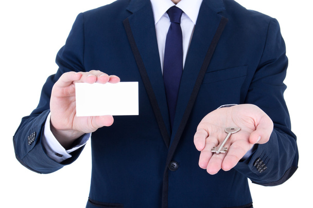 заделывают ключа и визитная карточка в руке мужчины агент по недвижимости - Фото, изображение