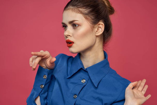 Portrét emocionální ženy v modré košili s jasným make-up gestikulování s rukama Kopírovat prostor - Fotografie, Obrázek