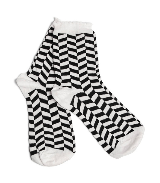 Дві чорно-білі шкарпетки ізольовані на білому тлі
. - Фото, зображення