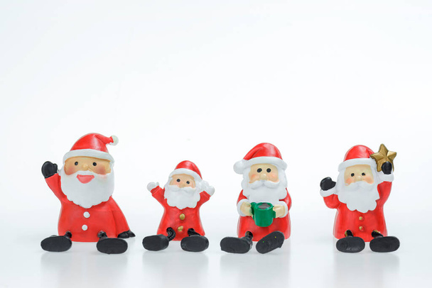 4 šťastný malý Santa Claus panenky v různých znacích na bílém pozadí - Fotografie, Obrázek