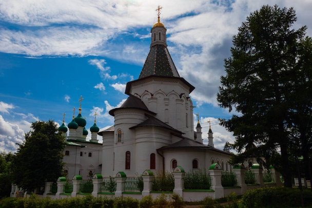Church of St. Nicholas the Wonderworker in the Istra district of the Moscow region (Russia) against the background of a blue sky in white clouds - Photo, image