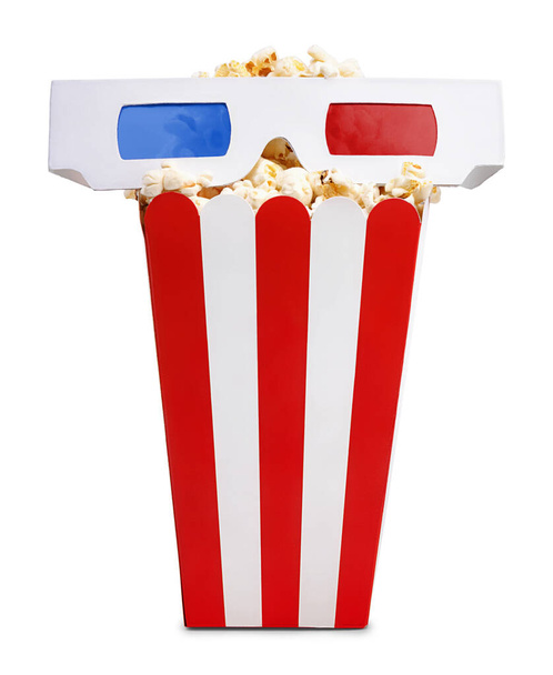 Lahodný popcorn v dekorativním papíru popcorn vědro a 3D brýle izolované na bílém pozadí. - Fotografie, Obrázek