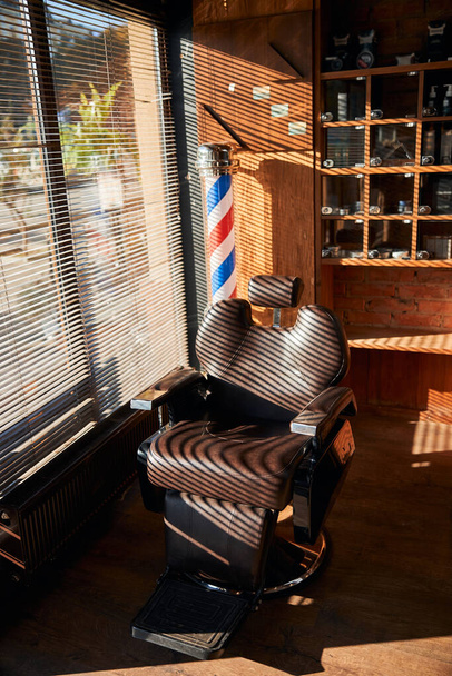 Interior da barbearia com cadeira de barbeiro profissional - Foto, Imagem