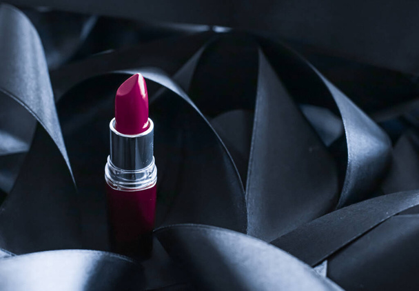 Fioletowa szminka na czarnym jedwabnym tle, luksusowy makijaż i kosmetyka - Zdjęcie, obraz
