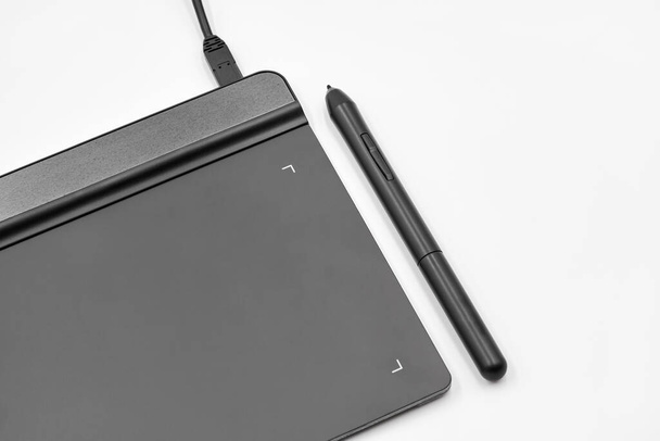 Tablet gráfico e caneta sobre fundo branco - Foto, Imagem