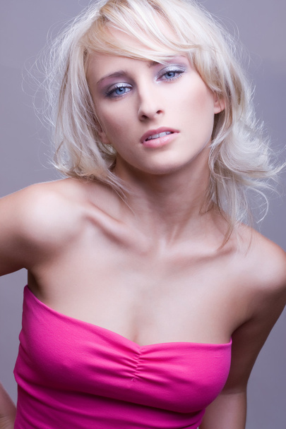 Blondi tyttö vaaleanpunainen mekko
 - Valokuva, kuva