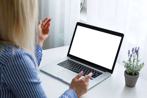 Seitenansicht von Open laptop computer. Modernes dünnes schlankes Design. Leere weiße Bildschirm-Anzeige für Attrappe und graues Metall-Aluminium-Gehäuse isoliert auf blauem Hintergrund - Foto, Bild