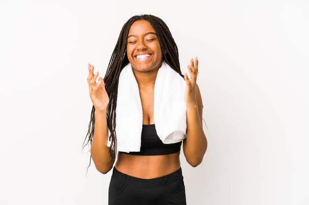 Молода афроамериканська спортивна жінка відчула радісний сміх. Концепція щастя. - Фото, зображення