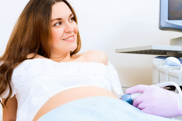 Femme enceinte à la réception chez le médecin
 - Photo, image