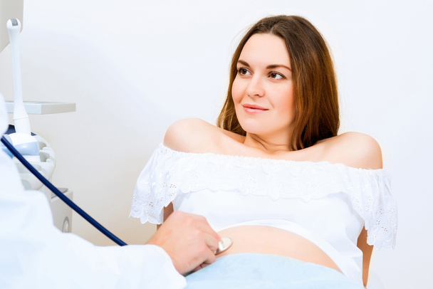 Mulher grávida em recepção no doutor
 - Foto, Imagem