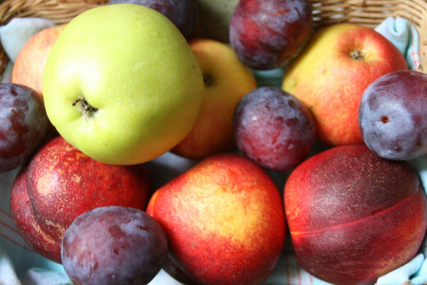 Groenten en fruit op een dienblad - Foto, afbeelding