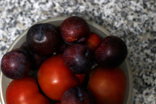 Frutas y verduras en una bandeja - Foto, imagen
