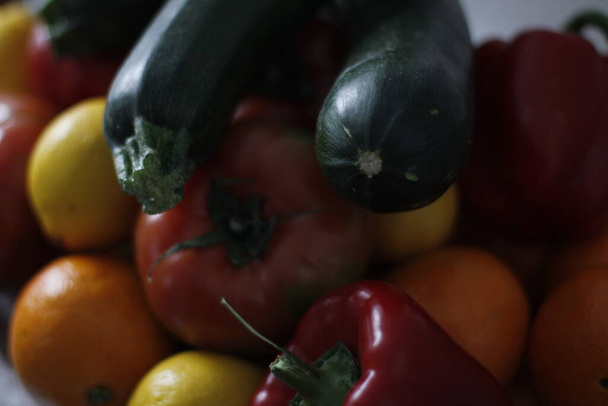 Meyveler ve sebzeler bir tepside - Fotoğraf, Görsel