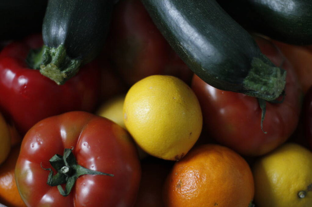 Frutta e verdura su un vassoio - Foto, immagini