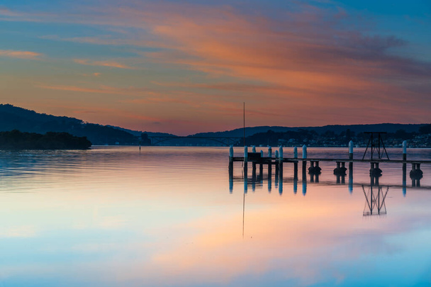 Sunrise waterscape with high cloud and reflections at Woy Woy Waterfront on the Central Coast, NSW, Australia. - Foto, Bild