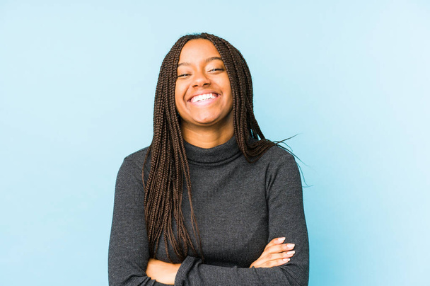 jong afrikaanse amerikaanse vrouw geïsoleerd op blauwe achtergrond lachen en plezier hebben. - Foto, afbeelding